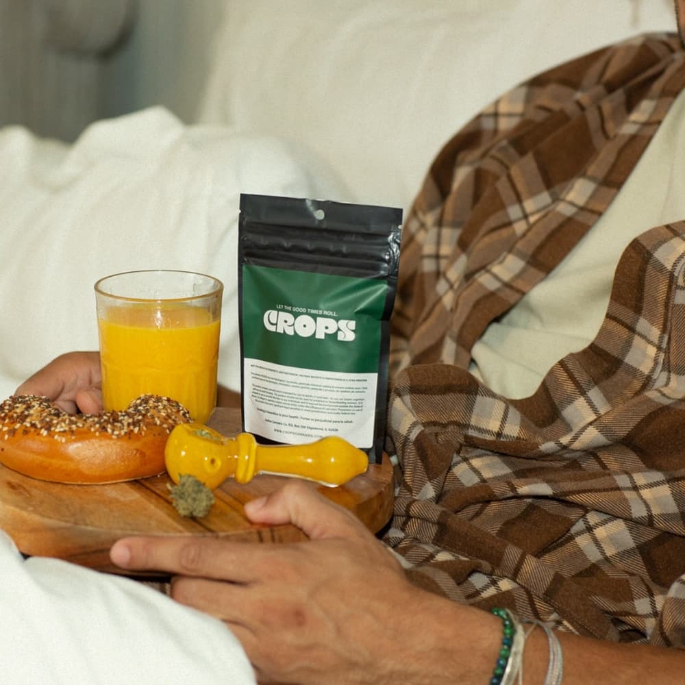 Crops hybrid buds offering balanced effects and rich flavor